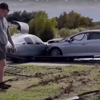 Este vídeo soluciona la explicación más surrealista al seguro: ibas conduciendo tranquilamente cuando te aparcó una avioneta 'al toque'