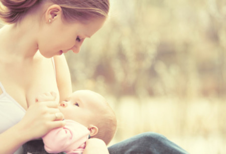 Reino Unido pone en marcha una campaña para animar a las madres a dar el pecho en público
