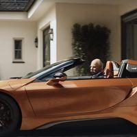 BMW se despide de forma genial del CEO de Daimler, Dieter Zetsche, que 'termina' su mandato en un i8 Roadster