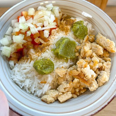Mi receta proteica favorita como cocinera perezosa: el arroz arcoíris que luce elaborado y requiere solo 15 minutos