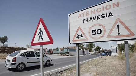 La DGT acelera su "Estrategia T" para mejorar las travesías: estarán mejor señalizadas y serán más seguras