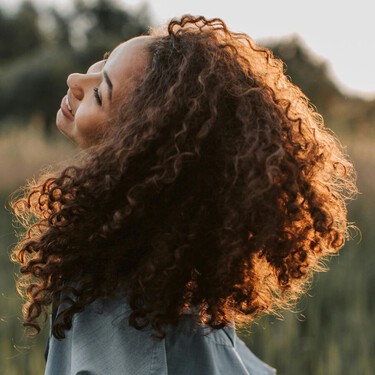 Rizos definidos y con volumen: el truco definitivo con espuma y un cepillo para conseguir rizos de infarto