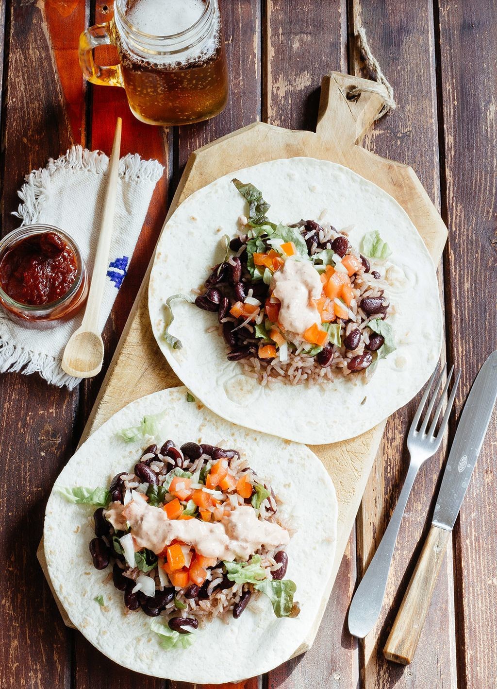 Burritos vegetarianos con aderezo de chipotle, ensalada marroquí de