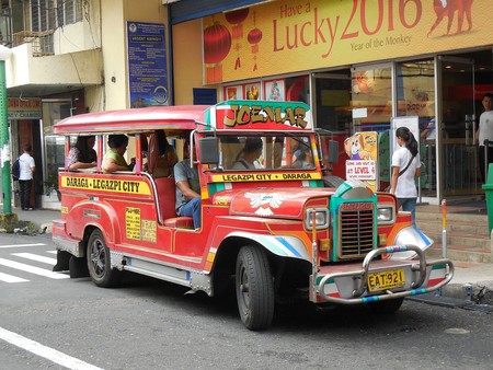 La increíble historia de los autobuses filipinos que un día fueron coches del Ejército de EEUU