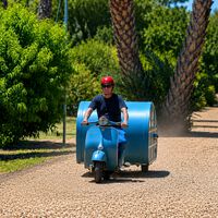 Ni furgo, ni mini autocaravana: la camper más pequeña que puedas imaginar viaja enganchada a una Vespa de 1962 y tiene hasta cocina