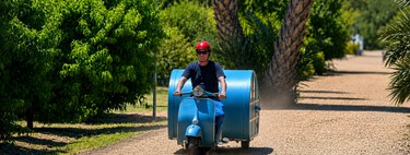 Ni furgo, ni mini autocaravana: la camper más pequeña que puedas imaginar viaja enganchada a una Vespa de 1962 y tiene hasta cocina