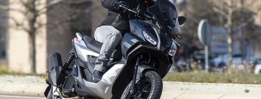 Probamos el Aprilia SR GT 125: un scooter con aires de SUV para el carnet de coche, un motor solvente y precio ajustado