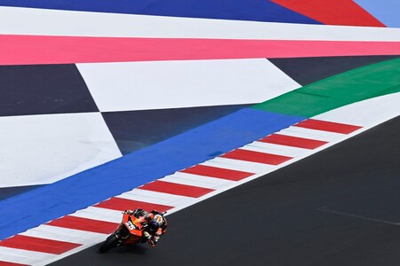 Raúl Fernández ya apunta al récord de Marc Márquez y sigue comprimiendo el mundial de Moto2