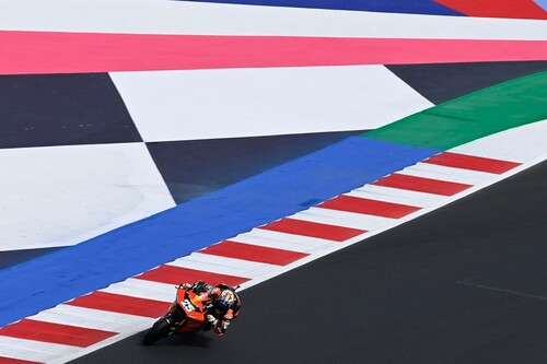 Raúl Fernández ya apunta al récord de Marc Márquez y sigue comprimiendo el mundial de Moto2