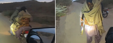 Un youtuber que viajaba en moto por el mundo graba como es asaltado a punta de AK47