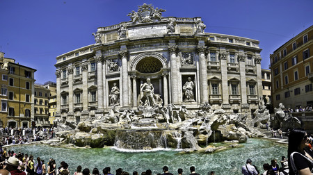 Roma estudia prohibir que los viajeros se detengan en frente de la Fontana di Trevi