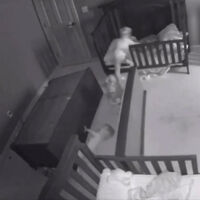 Trillizos logran escapar de una cajonera que les cayó encima mientras jugaban, recordándonos la importancia de anclar los muebles