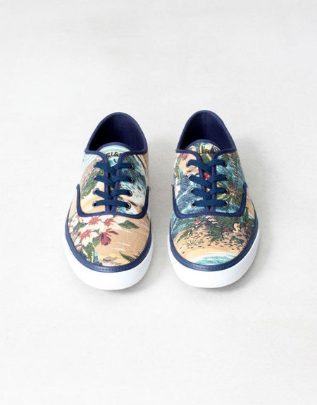 La primavera empieza por tus pies (II): las flores de Pull & Bear