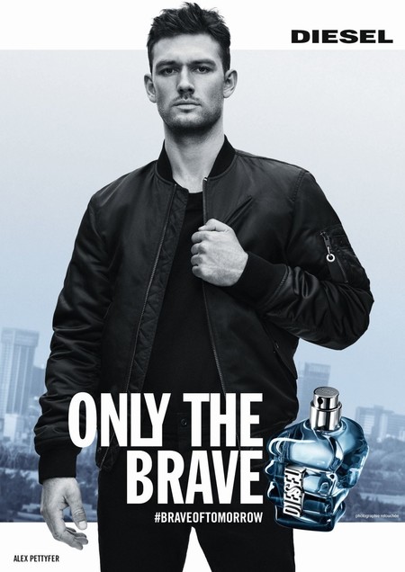Alex Pettyfer redefine la valentía masculina como imagen de Only the Brave de Diesel