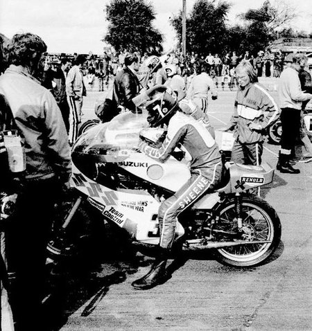 Barry Sheene en el paddock sobre Suzuki RG 500