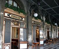 Los cafés con más solera del mundo, atmósferas sofocantes que, sin embargo, tienen su encanto