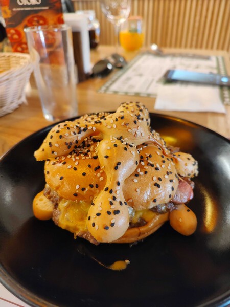 Dónde comer la famosa hamburguesa de pan de muerto en CDMX: disfrútala con bebidas especiales