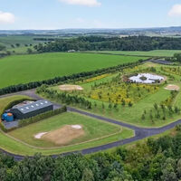 Se construyó una pista de motos en su casa para cumplir el sueño de todo motero. Ahora la ha puesto a la venta 