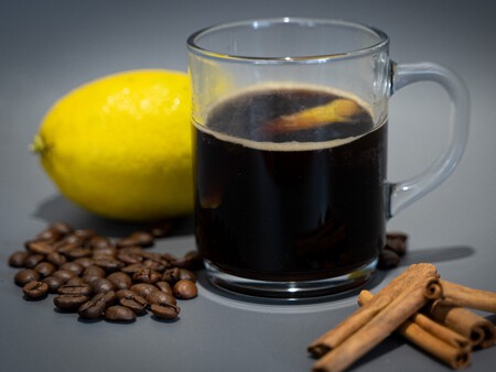 Café carajillo: la auténtica receta española y cuatro variantes del mundo de la clásica bebida de café y licor