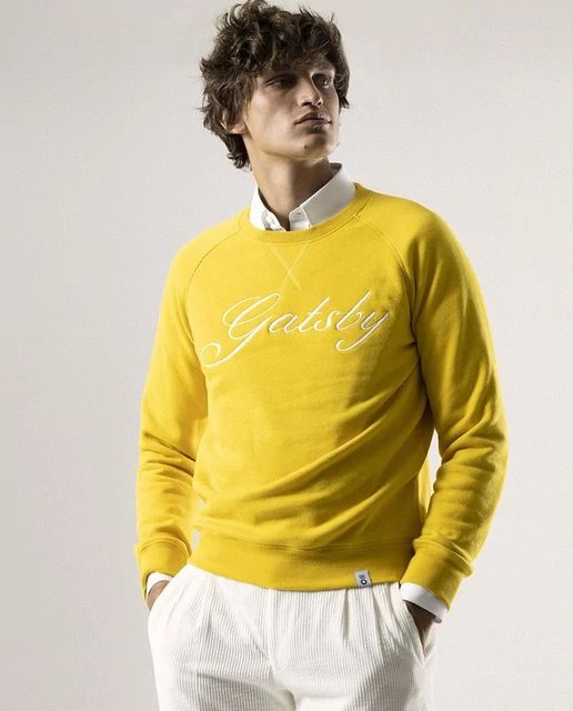Sudadera en cuello redondo color mostaza con bordado, de PUROEGO