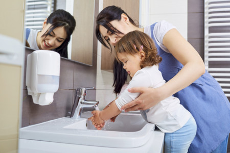 Vamos al baño juntos. Las ventajas de convertir lavarse las manos en un juego