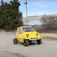 Parece una cuña de queso y era un minicoche eléctrico en los 70: ahora esconde el motor de 190 CV de una moto brutal y va como un misil