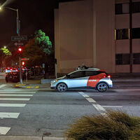 Le atropella un coche que se da la fuga, queda tendida en el suelo y un robotaxi decide aparcar encima de sus piernas 