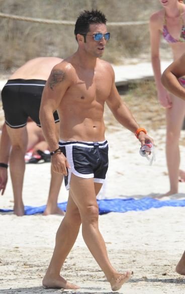 David Bustamanete pasea su cuerpo serrano por las playas ibicencas...vaya chulazo ¿no?