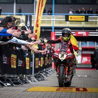 Álvaro Bautista no se retira. Ha renovado con Ducati y seguirá corriendo un año más en Superbikes 