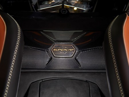 Lamborghini apuesta por los supercondensadores y patenta un material que promete un 100% más de densidad energética