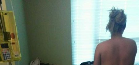 La foto tras ser madre que ninguna mujer compartiría: con una gigantesca compresa a modo de pañal