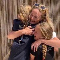 El emotivo reencuentro entre una enfermera y sus dos hijas tras nueve semanas separadas por el coronavirus