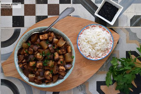 Salteado de berenjena y nabo asados con aliño de miso y miel. Receta saludable
