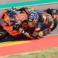 Brad Binder aparece de la nada para robar la pole de Moto2 a Marcel Schrotter