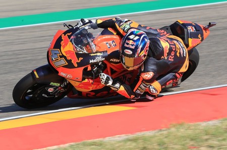 Brad Binder aparece de la nada para robar la pole de Moto2 a Marcel Schrotter