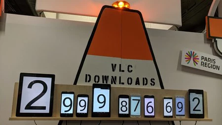 リアルタイムで行われたダウンロードを示す CES 2019 の VLC ブース。