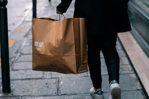 Uniqlo vacía su almacén con las rebajas más increíbles: 5 prendas de lino elegantes y fresquitas para días de calor extremo