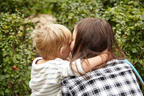 Mi hijo de dos años no quiere caminar pero rechaza el carrito: por qué sucede y qué podemos hacer los padres