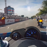 La Suzuki RG 500 de dos tiempos suena así de bestial en el Classic TT de la Isla de Man aunque este año no va a rugir