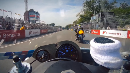 La Suzuki RG 500 de dos tiempos suena así de bestial en el Classic TT de la Isla de Man aunque este año no va a rugir
