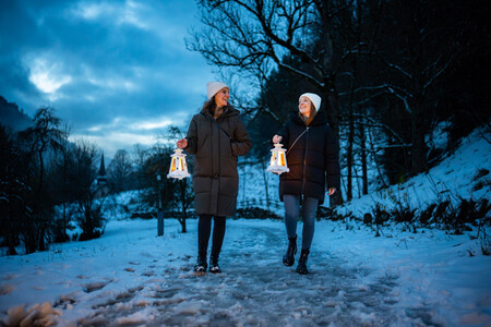 Zwei Frauen Laufen Mit Laternenuber Den Loffeltalweg In Die Ravennaschlucht