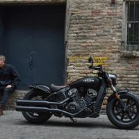 Mirando sus raíces llega la Indian Scout Bobber: una custom inspirada en las preparaciones de posguerra