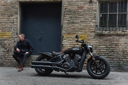 Mirando sus raíces llega la Indian Scout Bobber: una custom inspirada en las preparaciones de posguerra