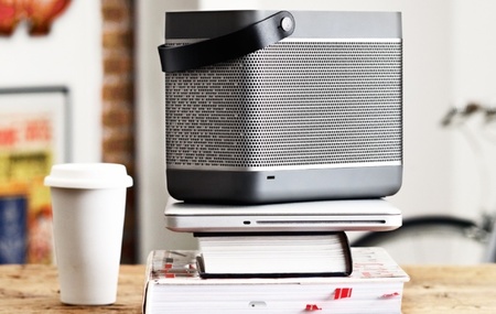 BeoLit 12, una pequeña joya de Bang & Olufsen a modo de altavoz portátil