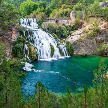 La ruta fácil de senderismo que parte de una laguna y atraviesa un Parque Natural con una impresionante cascada 
