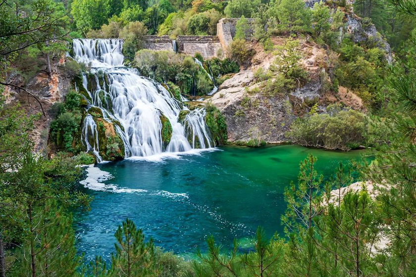 La ruta fácil de senderismo que parte de una laguna y atraviesa un Parque Natural con una impresionante cascada