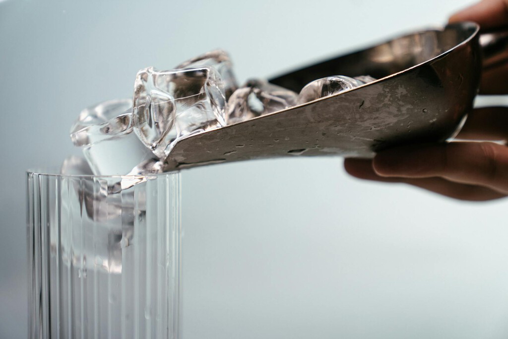 Suena a locura, pero si quieres hacer cubitos de hielo rápido tendrás que calentar el agua antes: así es el fenómeno Mpemba 