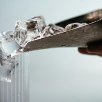 Suena a locura, pero hay científicos que afirman que si quieres hacer cubitos de hielo rápido tendrás que calentar el agua antes