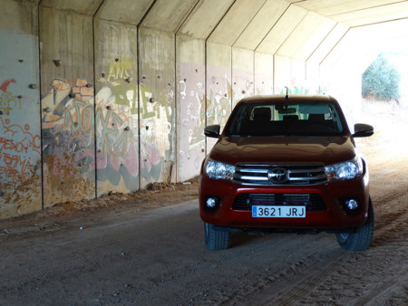 Prueba Toyota Hilux Exteriores Campo Tunel