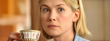 "Una de las peores películas de la historia": Rosamund Pike estaba segura de que esta cinta de ciencia ficción con Dwayne Johnson arruinaría su carrera 